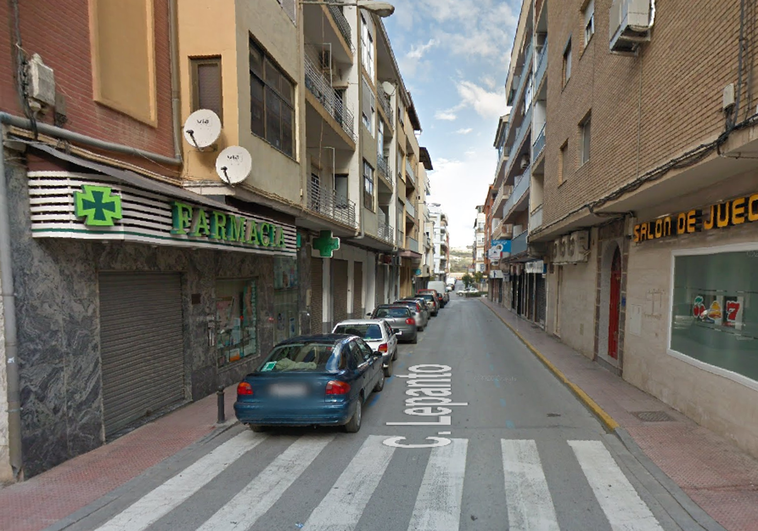 Una mujer de 32 años da a luz en un portal en Guadix